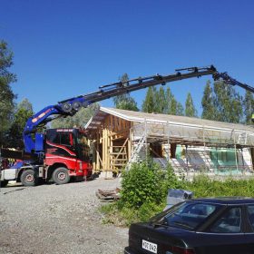 Nosturiauto nostaa tavaraa katolle 35m puomi